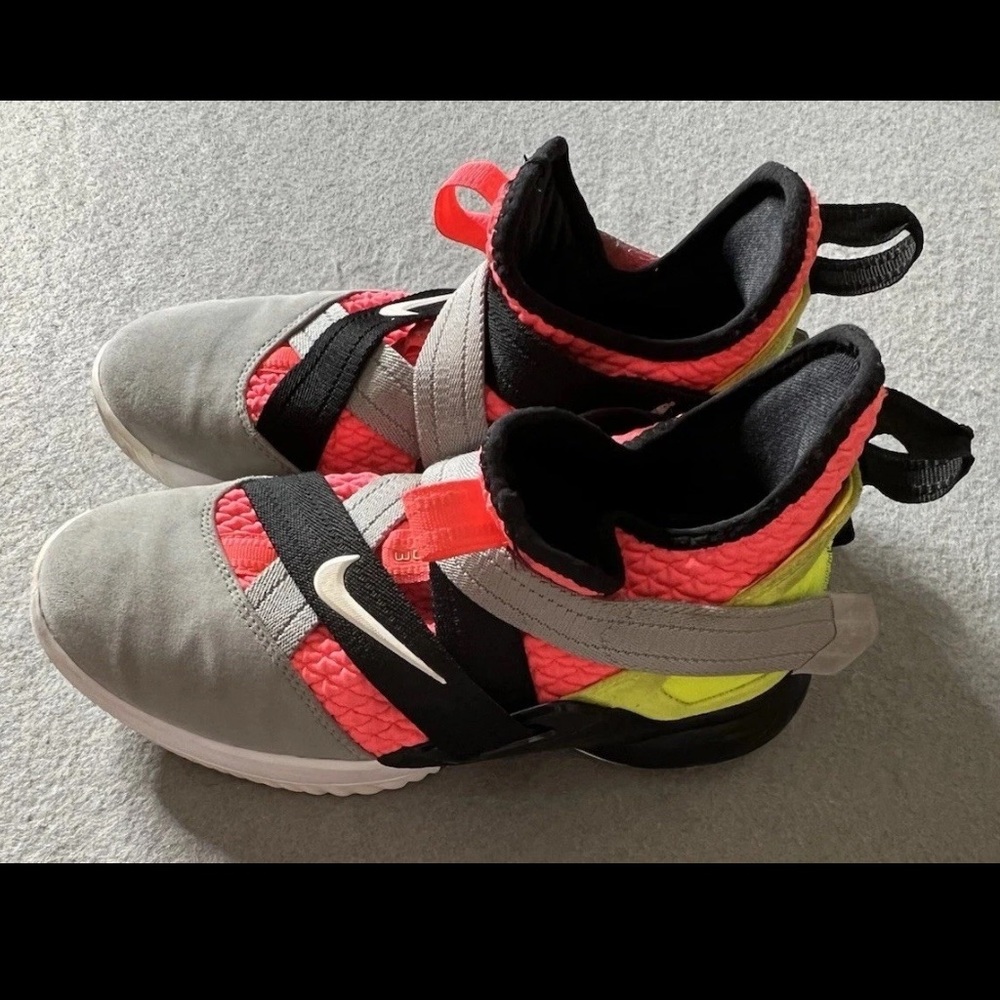 Nike LeBron Soldier Hot Lava Sneakers Boys 4 Youth Basketball Sport Pre-owned